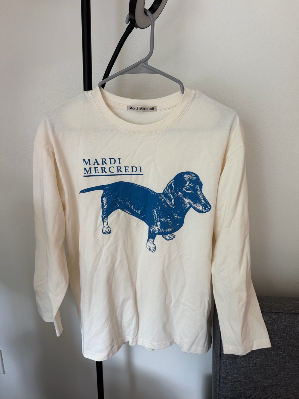 Mardi Mercredi Cream Tee with Blue Dachshund Graphic